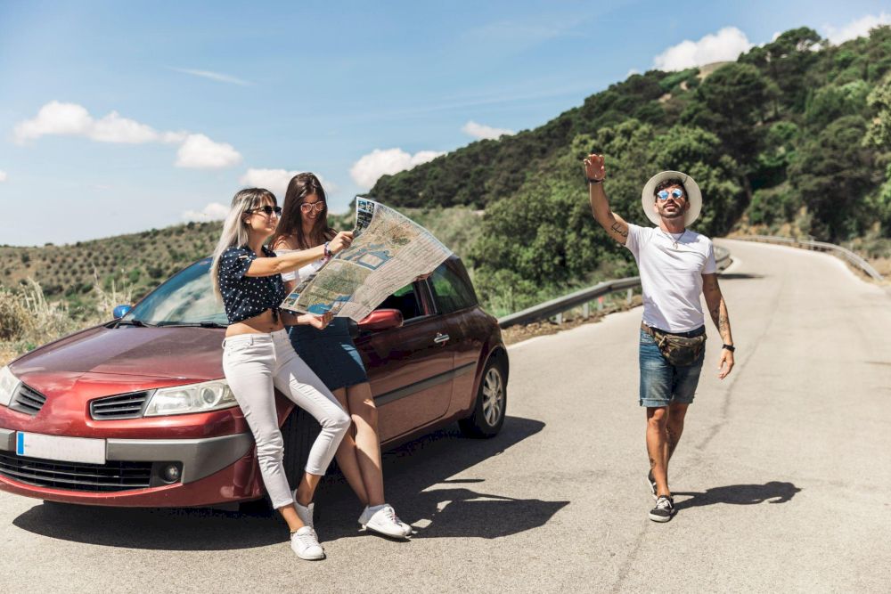 A rental car is the perfect, hassle-free choice for groups and families (Source: Freepik)